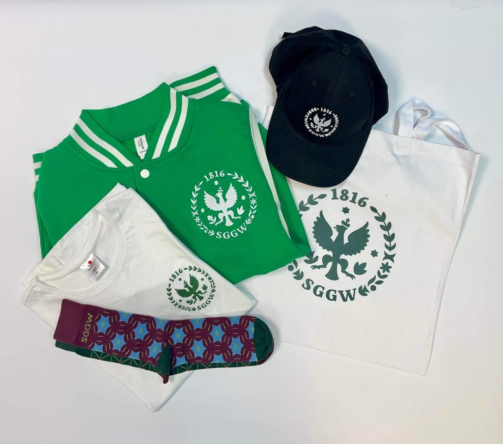 Gadżety SGGW - zielona bluza, skarpetki, koszulka, czapka i torba