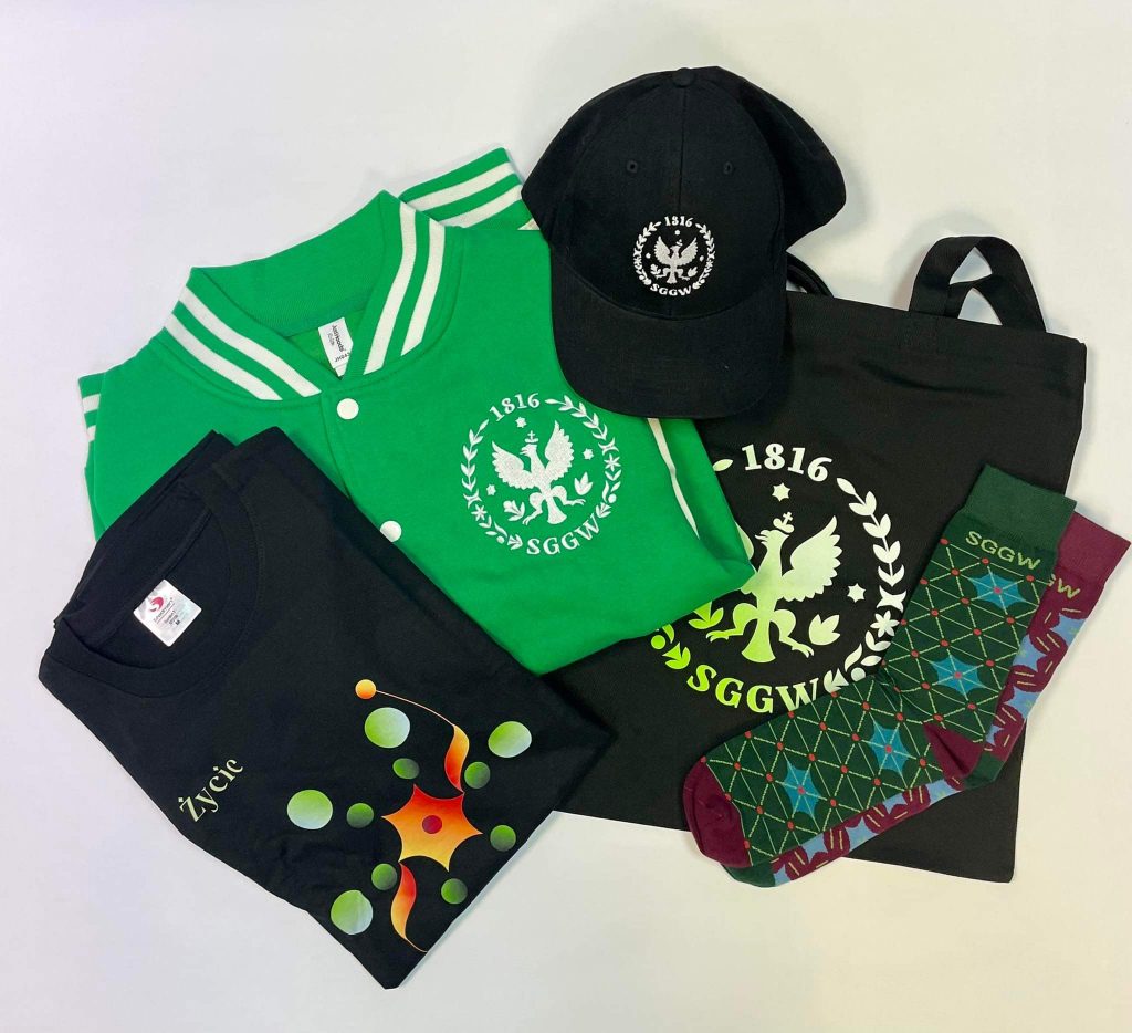 Gadżety SGGW - zielona bluza, skarpetki, koszulka, czapka i torba