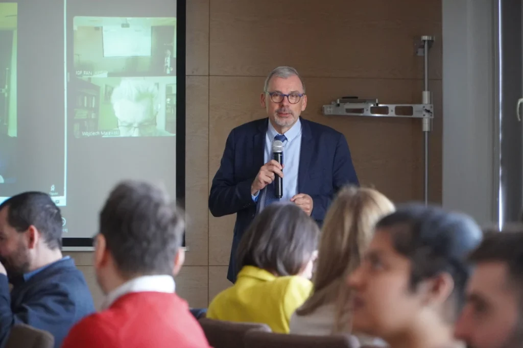 Dr. Rektor Okruszko mowiący przez mikrofon