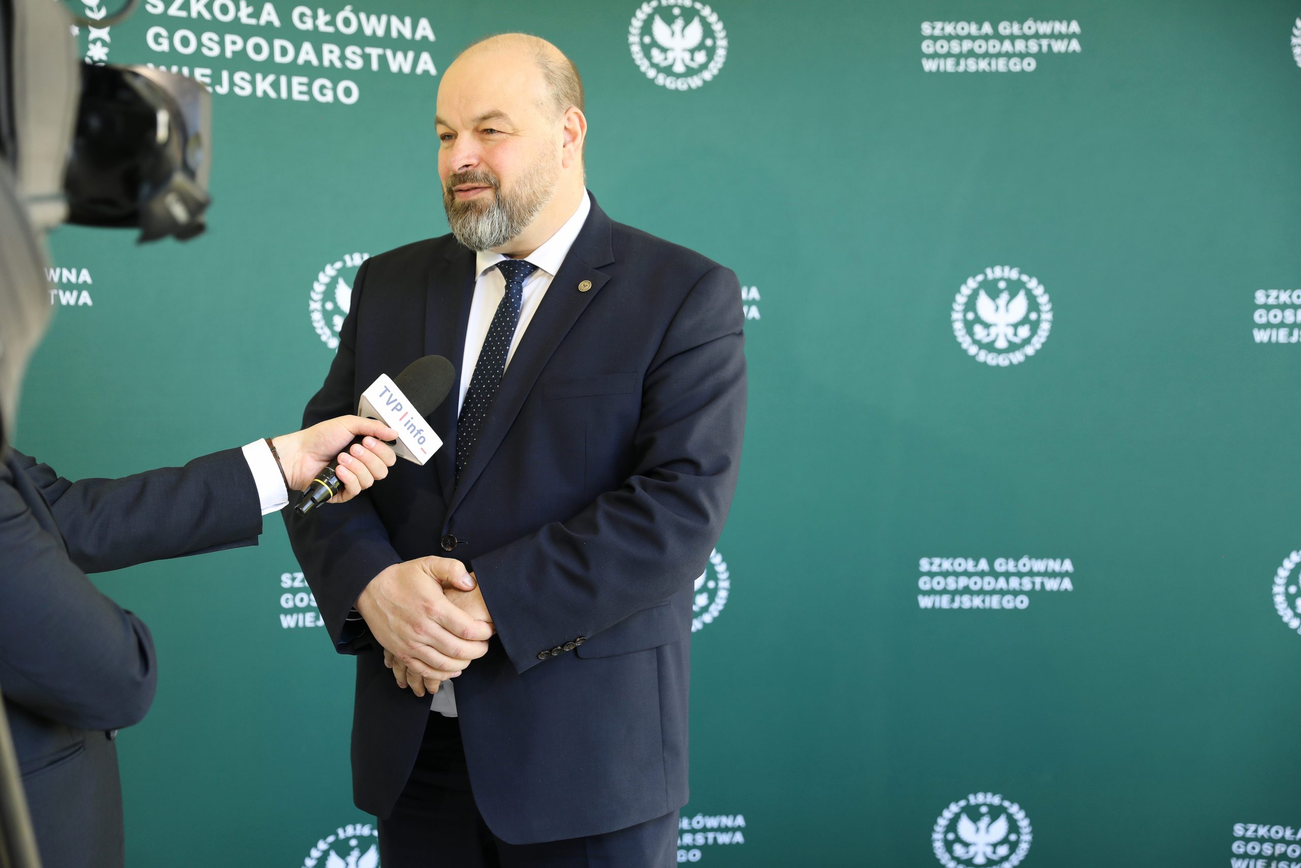 Rektor SGGW prof. Michał Zasada udzielający wywiadu przed kamerą