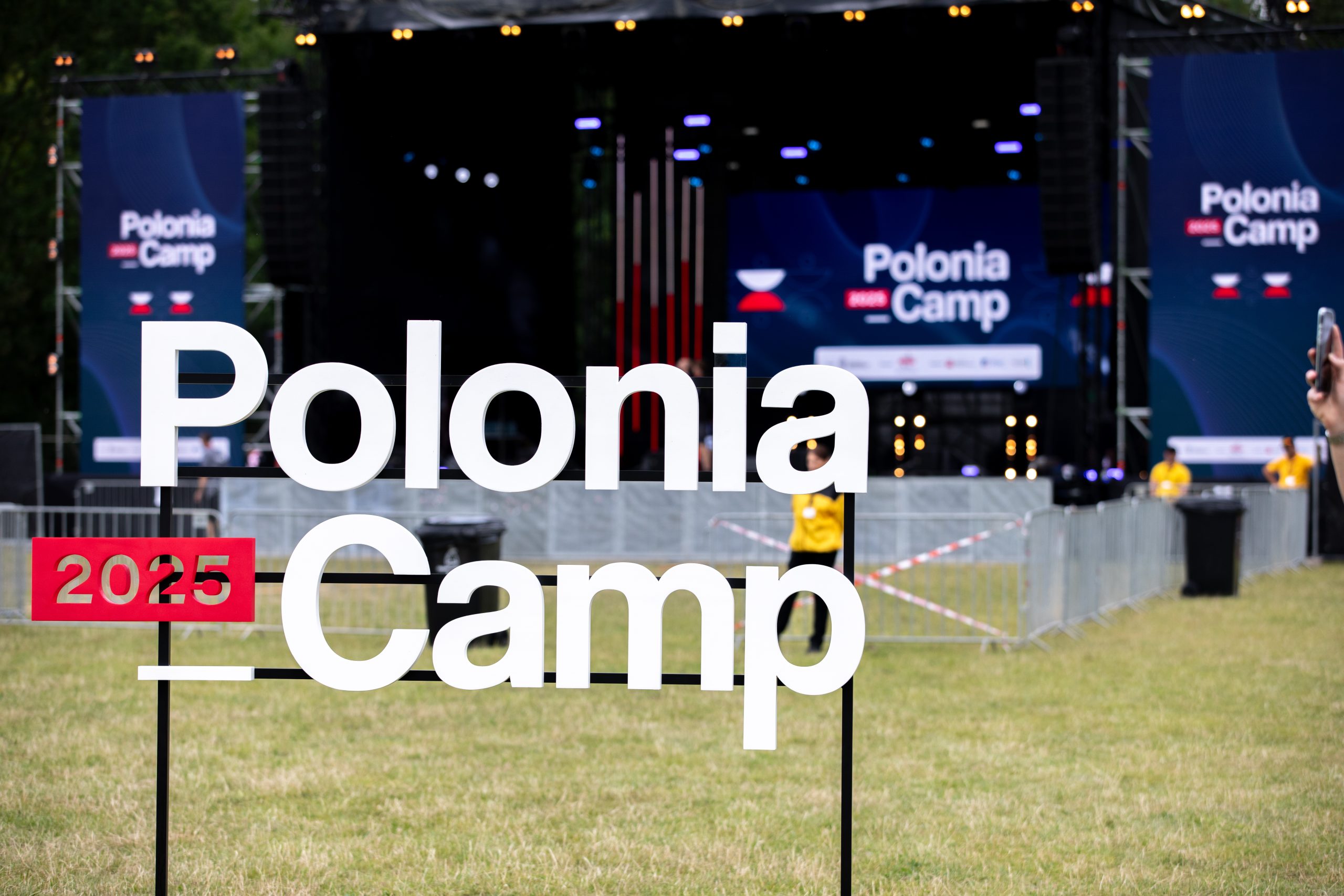 napis Polonia Camp na dla sceny