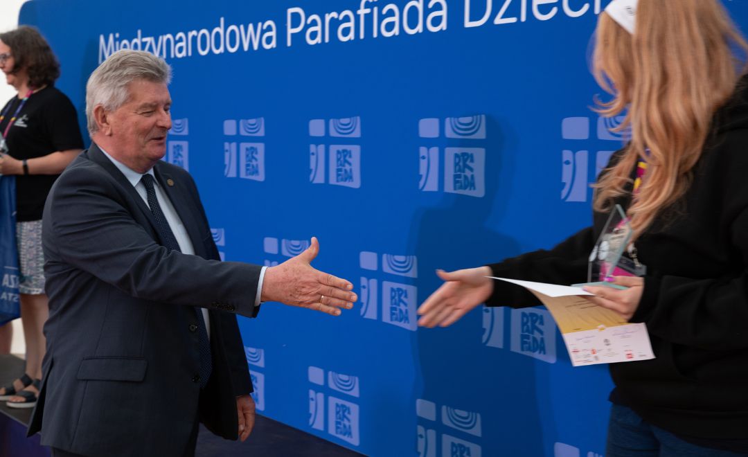 Kanclerz SGGW dr Władysław Skarżyński składający gratulacje dziewczynie biorącej udział w zawodach sportowych