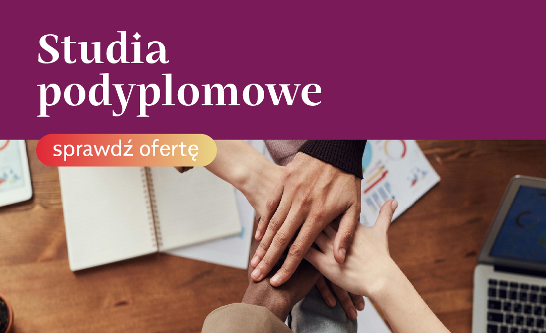 "Ręce kilku osób złożone jedna na drugiej nad biurkiem z laptopem, notatnikiem i dokumentami. Na górze fioletowy baner z napisem 'Studia podyplomowe', poniżej przycisk z napisem 'sprawdź ofertę'