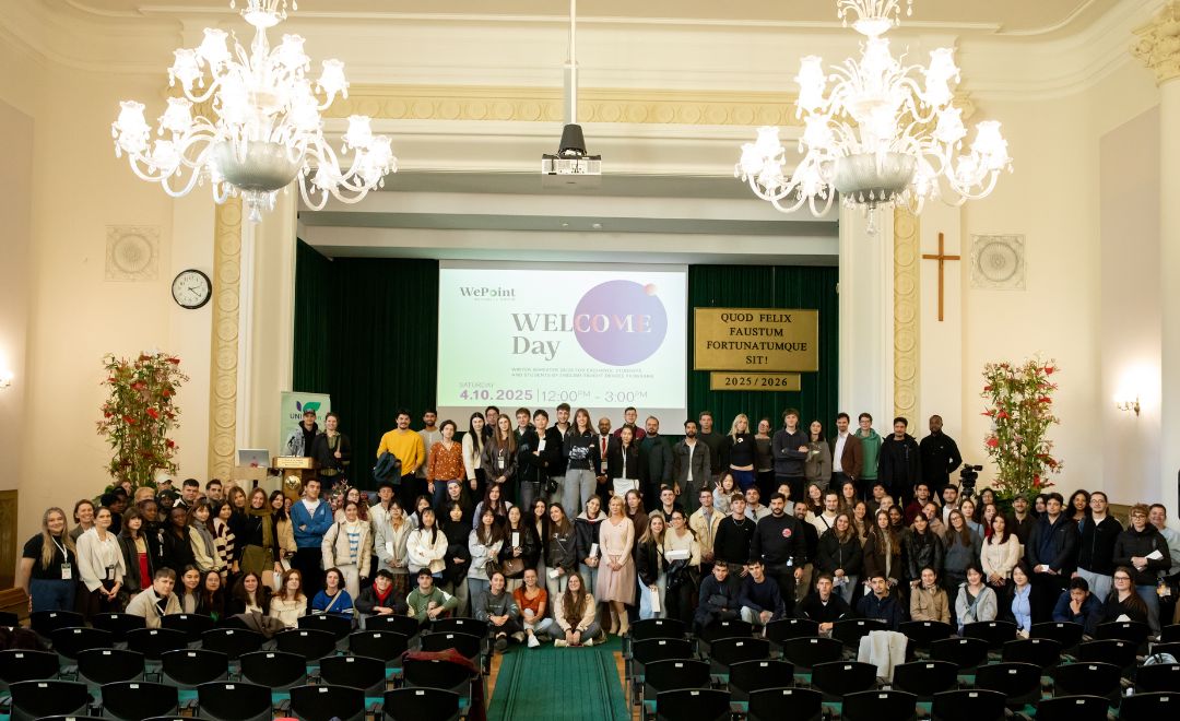 Grupowe zdjęcie uczestników wydarzenia Welcome Day