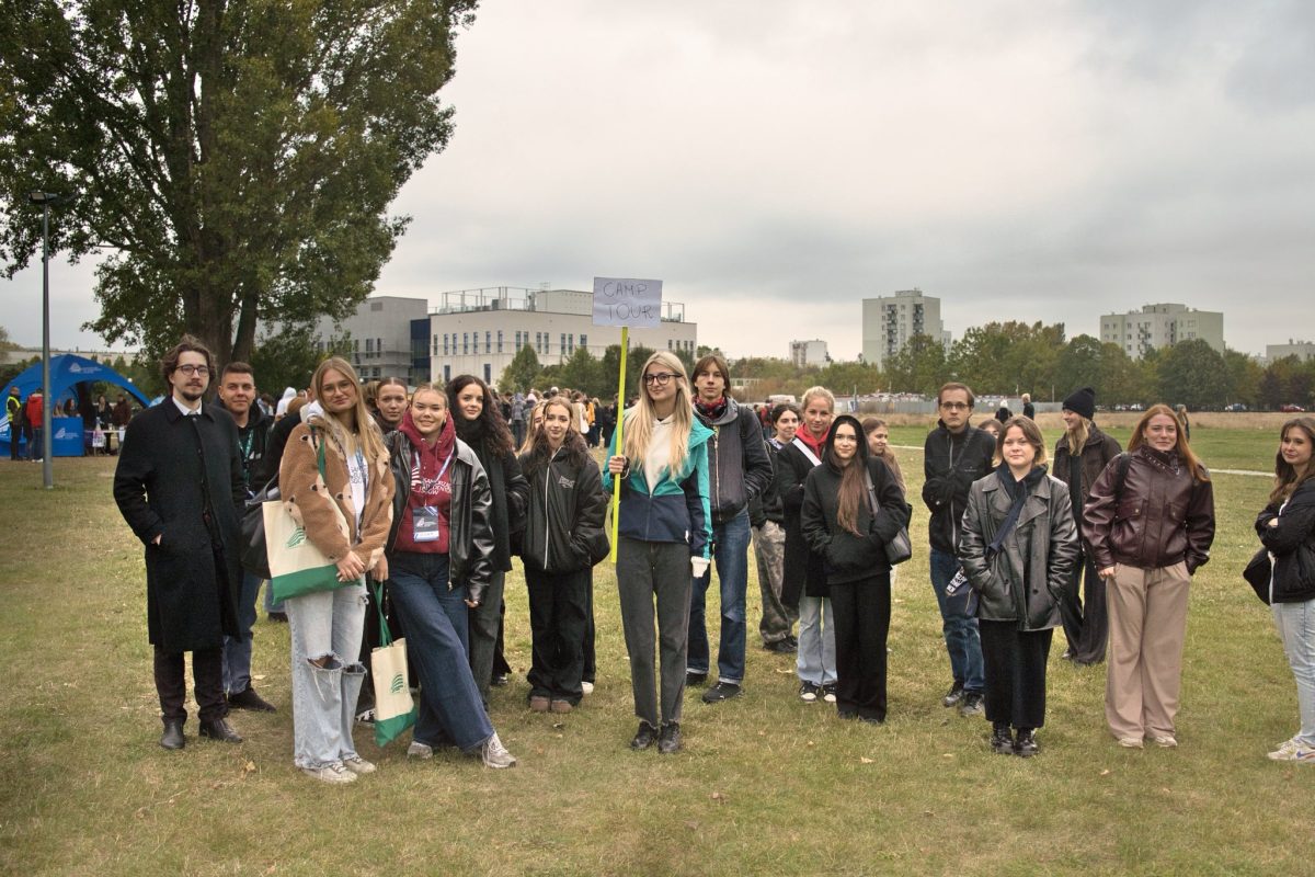 grupa studentów na wycieczce po zielonym kampusie sggw
