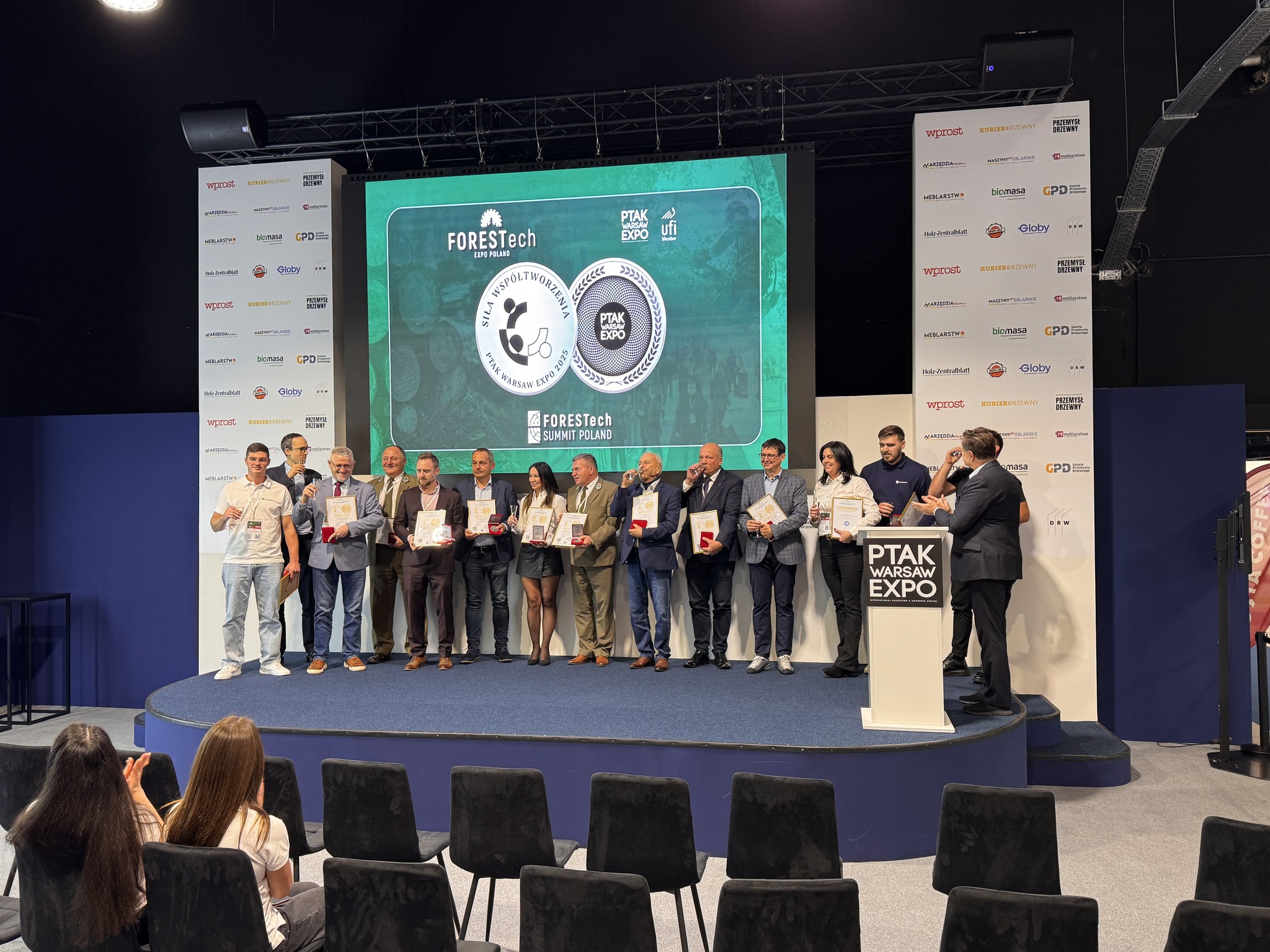 grupa nagrodzonych na scenie expo forestech