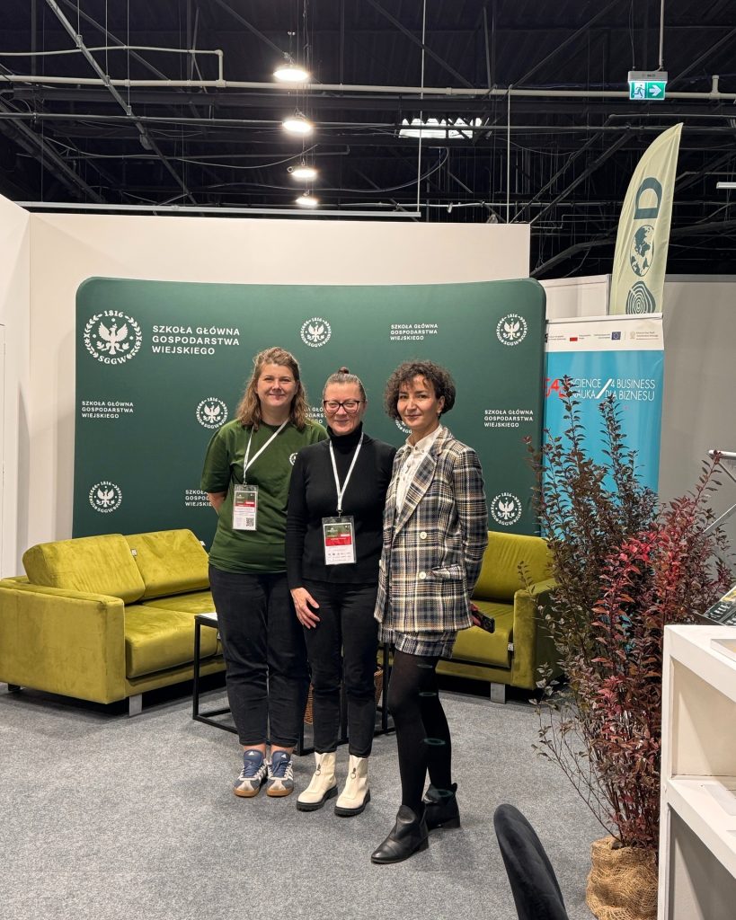 trzy kobiety stojące przy ściance sggw