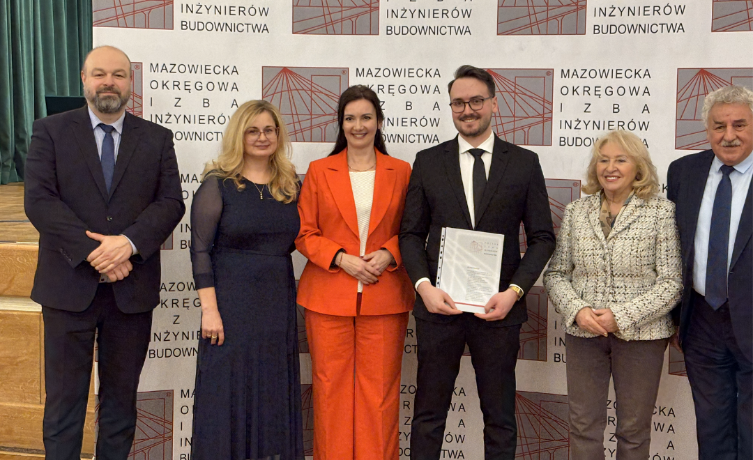 zdjęcie grupowe z Uroczystości wręczenia decyzji o nadaniu uprawnień budowlanych