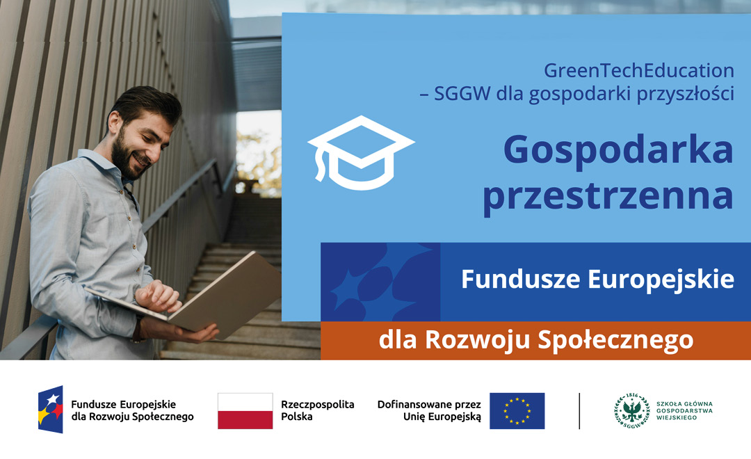 Baner informacyjny projektu GreenTechEducation – SGGW dla gospodarki przyszłości. Po lewej stronie młody mężczyzna stoi przy schodach i korzysta z laptopa. Po prawej stronie, na niebieskim tle z ikoną czapki akademickiej, widnieje napis „Gospodarka przestrzenna”. Poniżej informacja o finansowaniu: „Fundusze Europejskie dla Rozwoju Społecznego”. Na dole znajdują się logotypy Funduszy Europejskich, Rzeczypospolitej Polskiej, Unii Europejskiej oraz Szkoły Głównej Gospodarstwa Wiejskiego w Warszawie.
