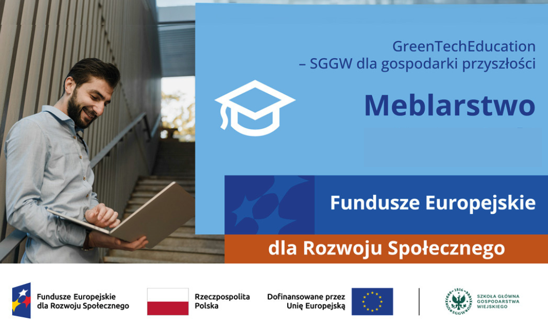 Baner informacyjny projektu GreenTechEducation – SGGW dla gospodarki przyszłości. Po lewej stronie młody mężczyzna stoi przy schodach i korzysta z laptopa. Po prawej stronie, na niebieskim tle z ikoną czapki akademickiej, widnieje napis „Meblarstwo”. Poniżej informacja o finansowaniu: „Fundusze Europejskie dla Rozwoju Społecznego”. Na dole znajdują się logotypy Funduszy Europejskich, Rzeczypospolitej Polskiej, Unii Europejskiej oraz Szkoły Głównej Gospodarstwa Wiejskiego w Warszawie.