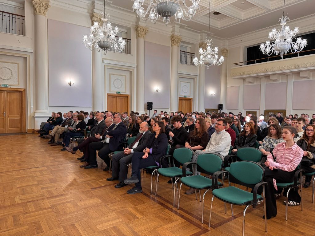 uczestnicy siedzący w auli kryształowej