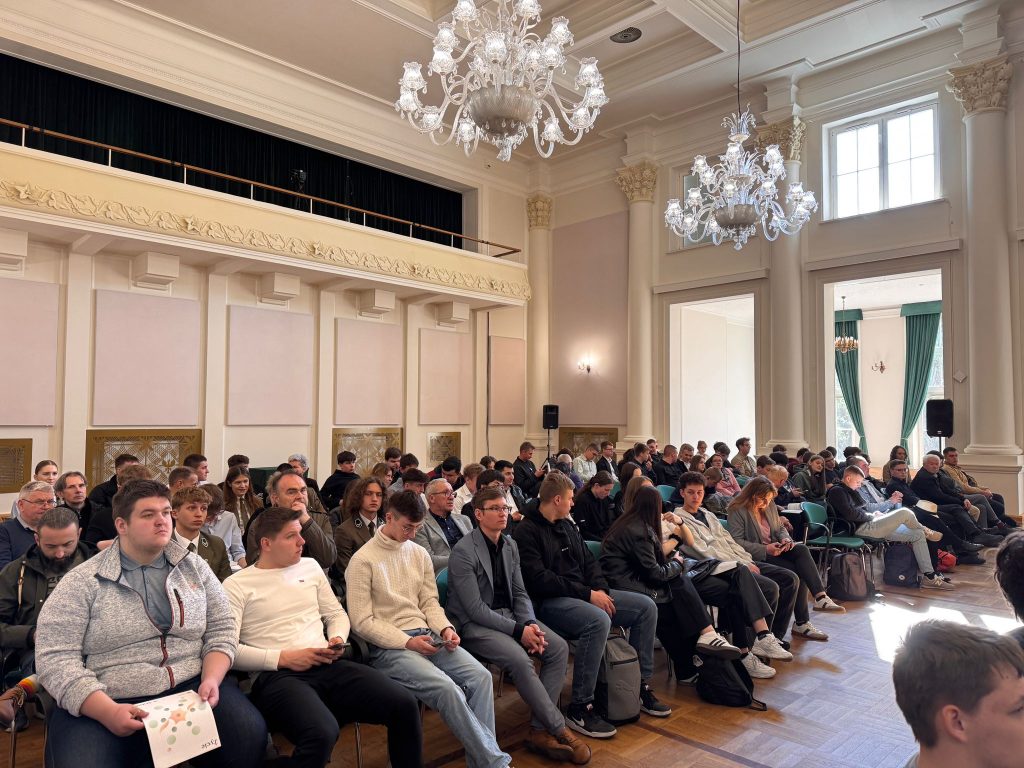 uczestnicy siedzący w auli kryształowej