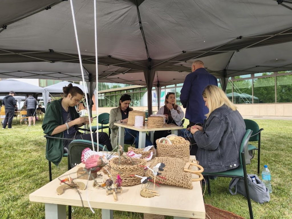 spotkanie osób przy stole na powietrzu